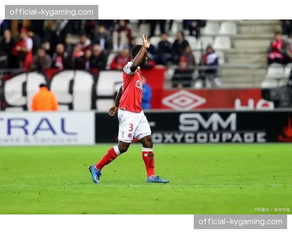 半场战报：布雷斯特1-0兰斯，定位球破门打破僵局