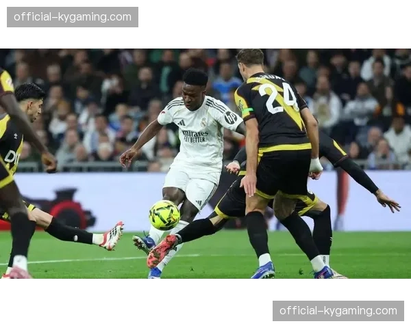 镜头捕捉：贝林厄姆主罚关键点球前，与吕迪格在禁区内的耳语