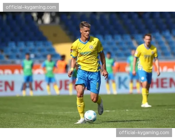 通讯：达姆施塔特球迷见证球队本赛季首次零封，防守组织显著改善